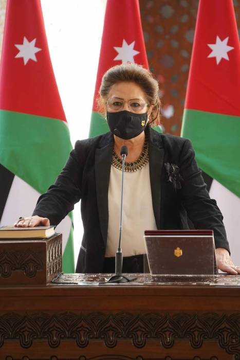تغريد حكمت تؤدي اليمين الدستورية أمام الملك