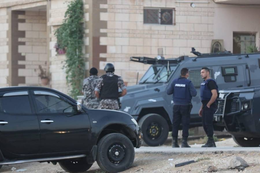 عاجل || إلقاء القبض على شخصين اشتركا بإطلاق عيارات نارية واصابة احد موظفي مركز ثقافي في لواء الرصيفة .