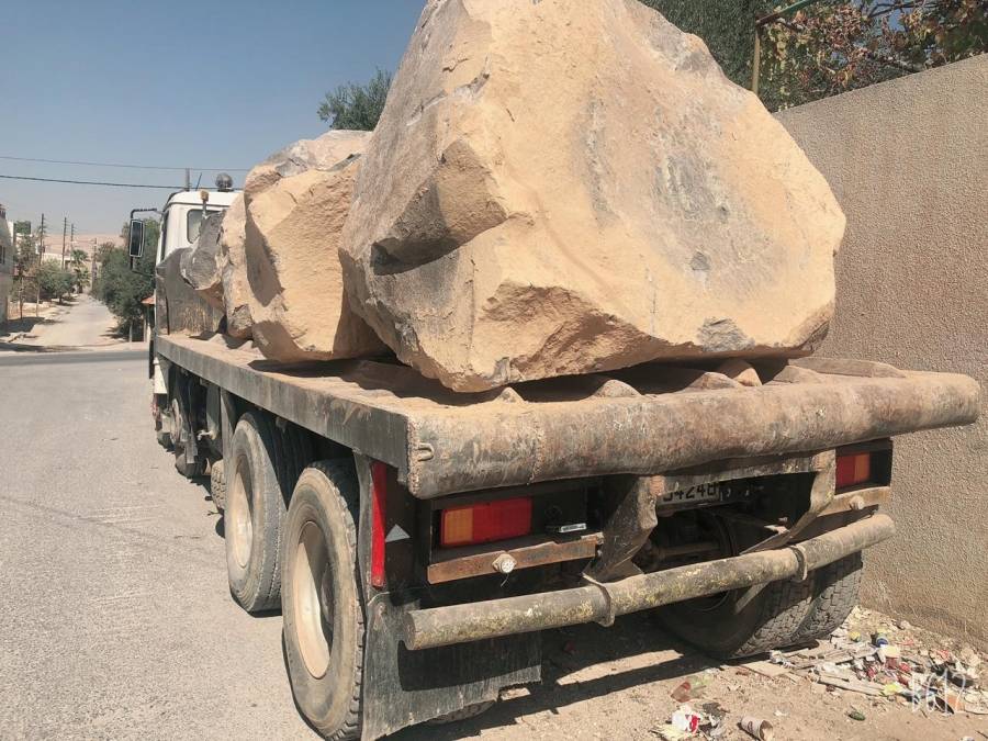 المياه: ضبط شاحنتين محملتين بالبازلت المخالف المستخرج من الخربة السمرا الهاشمية