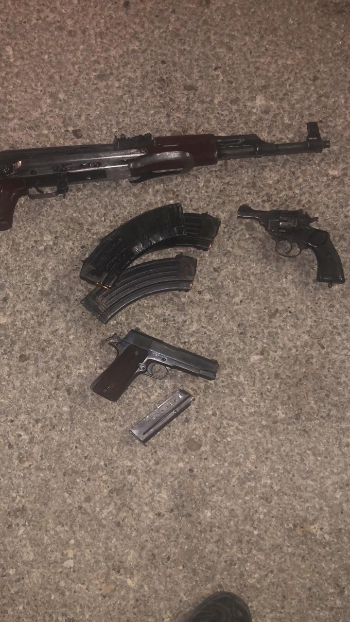 قوة أمنية خاصة ومشتركة تداهم وتلقي القبض على المطلوب رقم واحد والمصنف بالخطير جدا في محافظة الكرك .