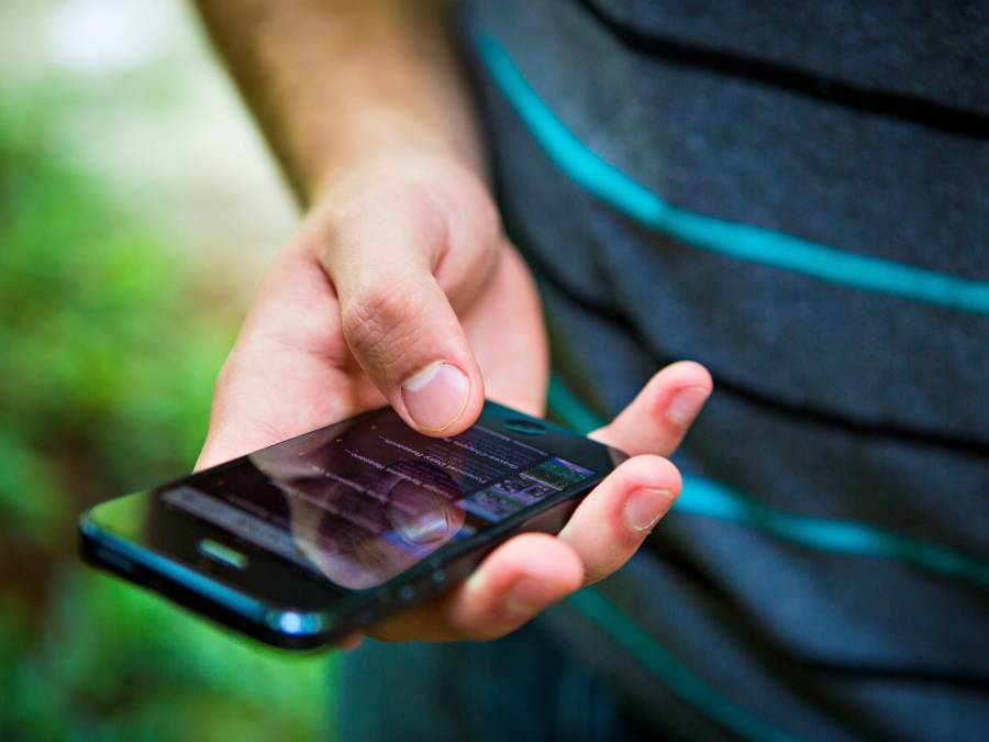 سبب هذا المرض في أصابع اليدين استخدام الهواتف الذكية... تجنبوه بهذه الطريقة