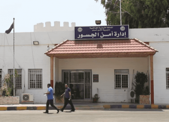 الأردن يفتح 3 معابر رسميا