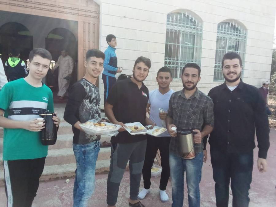 توزيع  الحلوى والتمر  والقهوة على المصلين بمسجد حمزة بن عبد المطلب في قرية حور... صور