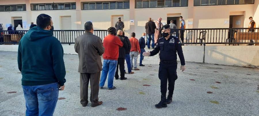 رجال الأمن العام ينظمون استقبال المواطنين خلال الساعات الأولى منذ بدء العملية الانتخابية...صور