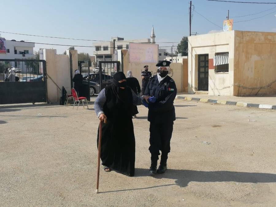 اقبال واسع على مركز اقتراع الموقر إناث... صور