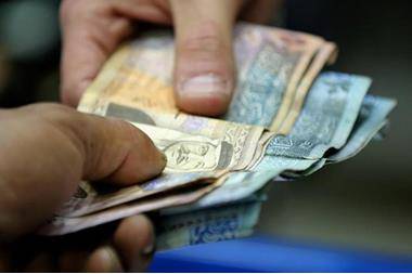 مطالبة بتأجيل اقساط قروض البنوك الشهر الحالي والمقبل