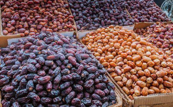 الكرك.. ضبط مركبة تبيع تمورا فاسدة