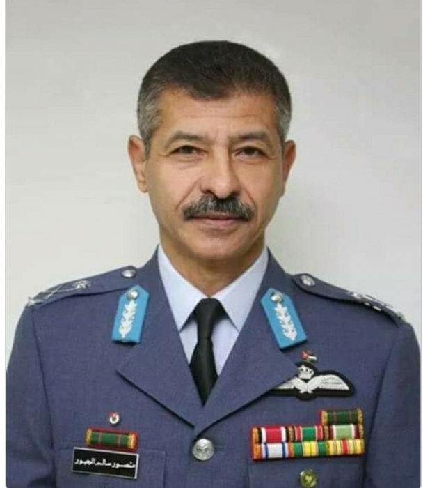 العميد المتقاعد حاكم الفلاحات يُهنئ الفريق الطيار منصور الجبور بمناسبة التعيين
