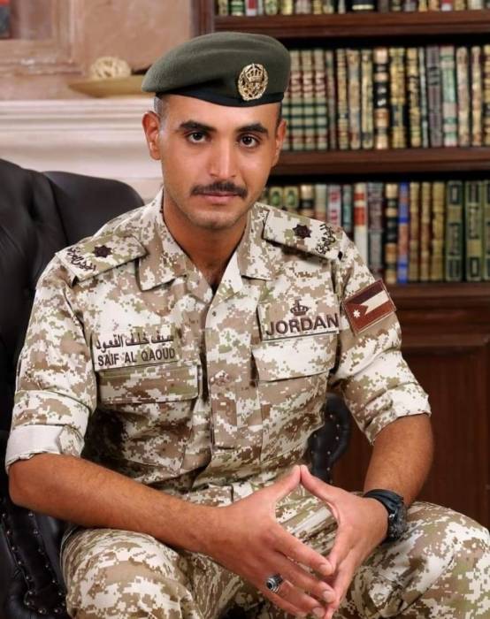 الغبين يُهنئ الملازم سيف القعود بالتخرج من الكلية العسكرية الملكية