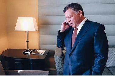 الملك يجري اتصالاً هاتفياً مع خادم الحرمين الشريفين