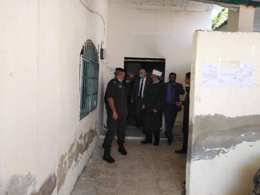 الخلايلة يتفقد أضرار الحريق ‏في مسجد اليرموك  بالشونة الشمالية.