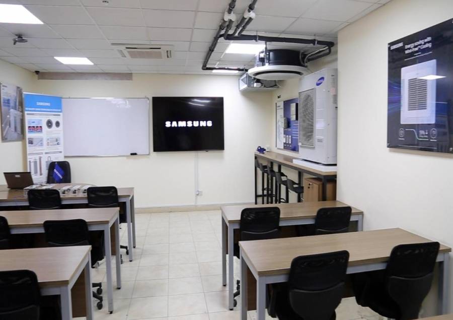 مختبر متخصص في دورات التكييف والتبريد في مركز تدريب المهندسين 