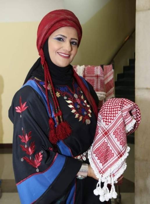 ثائرة عربيات: حاكت الموروث الأردني بمهنة تهديب الشماغ العربي 