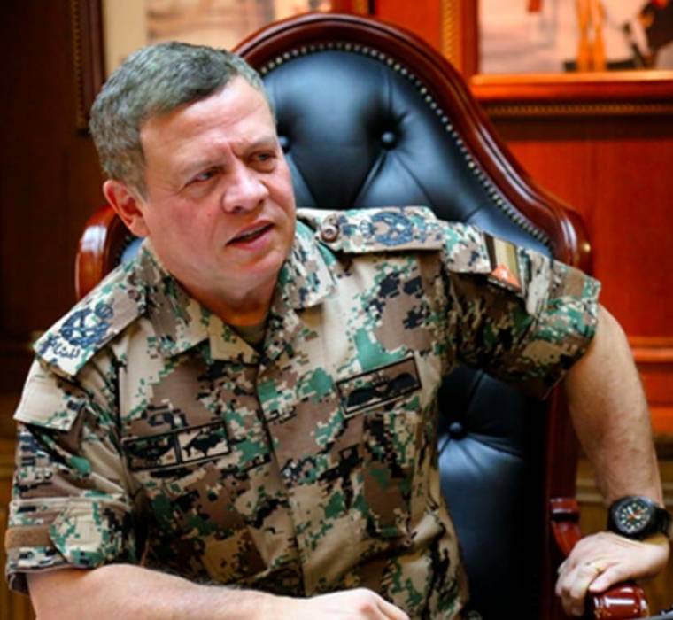 الملك يهاتف العقيد الطبيب صلاح الدين الطرابشة الحاصل على جائزة التميز الحكومي العربي.. فيديو