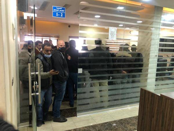 موظفو بلدية الجيزة يعتصمون احتجاجا على مكافآتهم