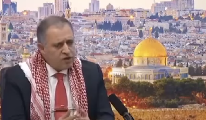 شاهدوا بالفيديو .. وزير العمل يخرج عن صمته أخيراً و يرد غاضباً على انتقادات ارتدائه لـالشماغ