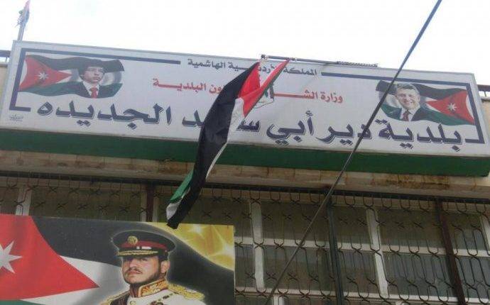 بلدية دير أبي سعيد تتسلم أدوات ميكانيكية لتأسيس كراج صيانة لآلياتها