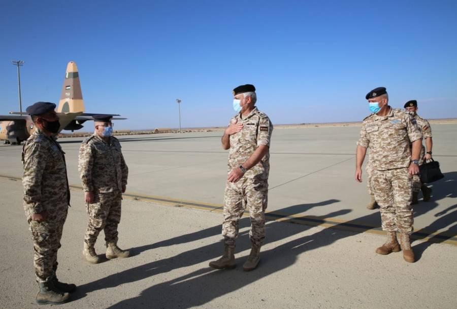 الحنيطي يزور قيادة مجموعة الملك فيصل بن عبد العزيز الجوية في الجفر... صور