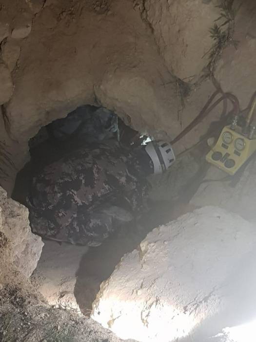 فريق البحث والانقاذ الدولي في الدفاع المدني ينقذ شخص حوصر داخل شق صخري في منطقة ضاحية الرشيد