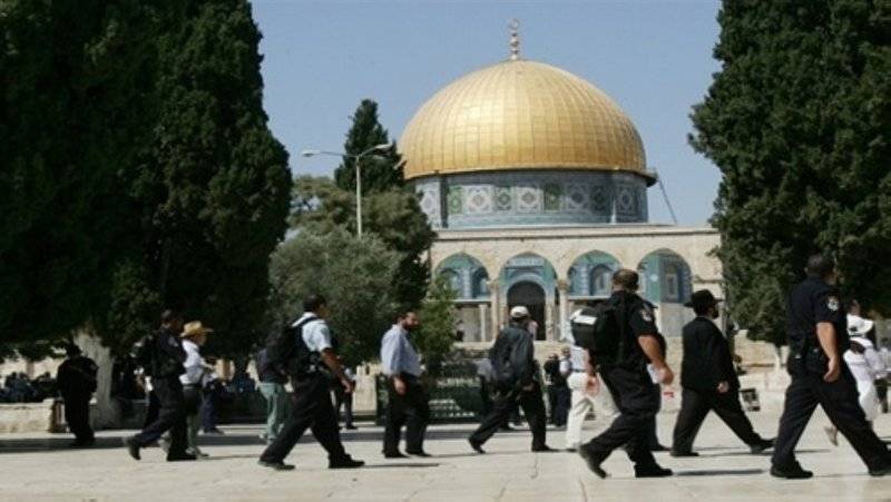 مستوطنون يهود يقتحمون الأقصى