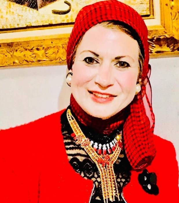 جدة دكتورة سهير الغنام   لوحة لغة الضاد تزين طريق المدينة