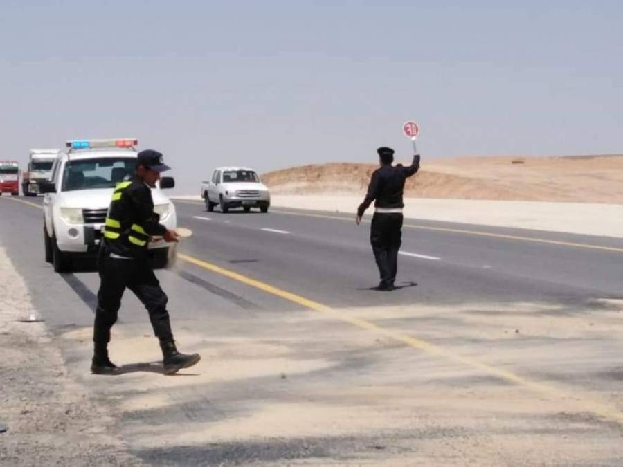 الدوريات الخارجية تضبط مركبة نقل تحمل 35 شخصاً وباص صغير يحمل 26