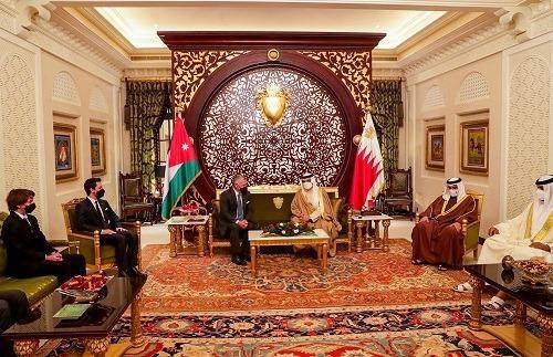 الملك يعقد مباحثات مع العاهل البحريني