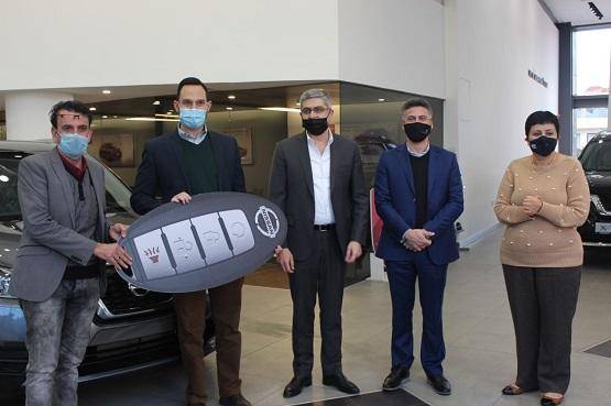 شركة المناصير تسلم الرابح الثالث سيارة Nissan Kicks موديل 2020