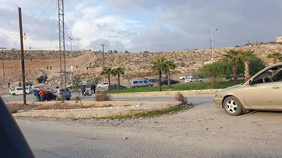 توافد المواطنين على مقبرة الرصيفة لتفقد القبور  صور