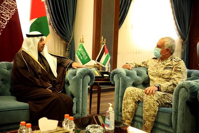 رئيس هيئة الاركان المشتركة يستقبل السفير السعودي