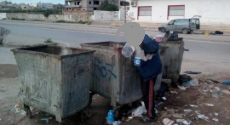 فقراء ورحلة البحث عن الطعام يوميا  في حاويات القمامة.