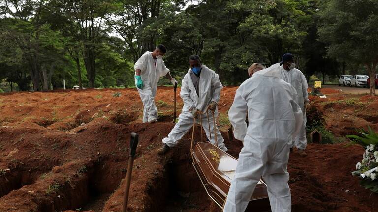 رئيس البرازيل ليس قلقا من تأخر اللقاحات رغم تزايد وفيات كورونا