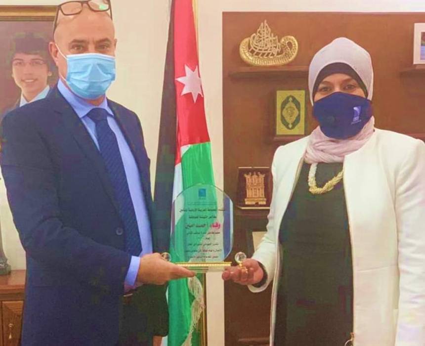 المجموعة العربية الأردنية  للتامين تكرم  وفاء أمين بجائزة الموظف المثالي لعام 2020