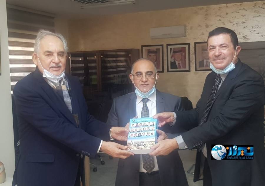 الحباشنة والعرموطي يقدمان موسوعة  عمان أيام زمان هدية  لوزير الثقافة