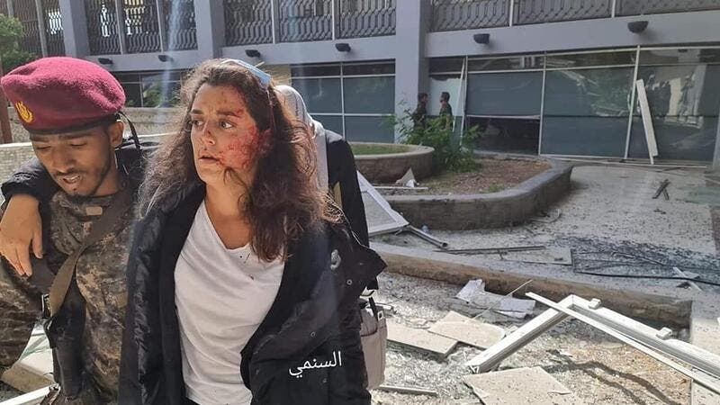 30 قتيلا بينهم مسؤولين في قصف مطار عدن والانفجارات تهز قصر المعاشيق