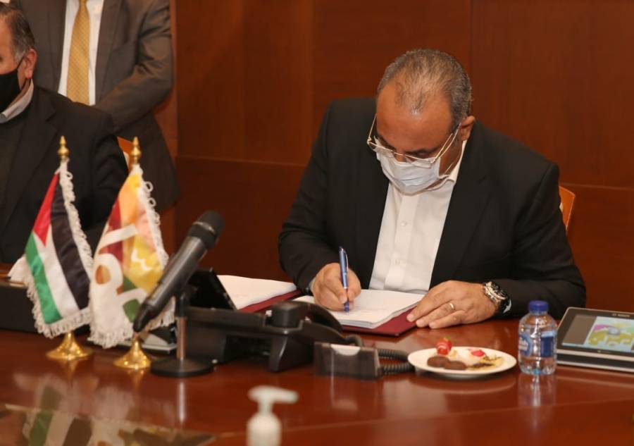 الامانة توقع مع البنك الأوروبي لإعادة الإعمار اتفاقية شراء باصات تعمل بالكهرباء وديزل يورو( ٥ )