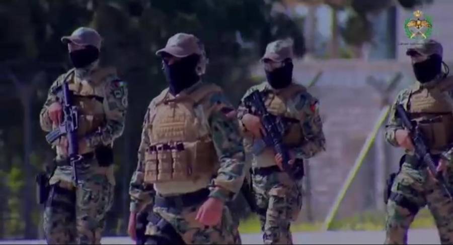 لقطات نادرة من تدريبات الحرس الملكي...فيديو
