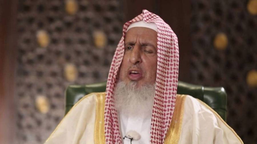 مفتي السعودية يوجه رسالة مهمة بعد تلقيه لقاح كورونا
