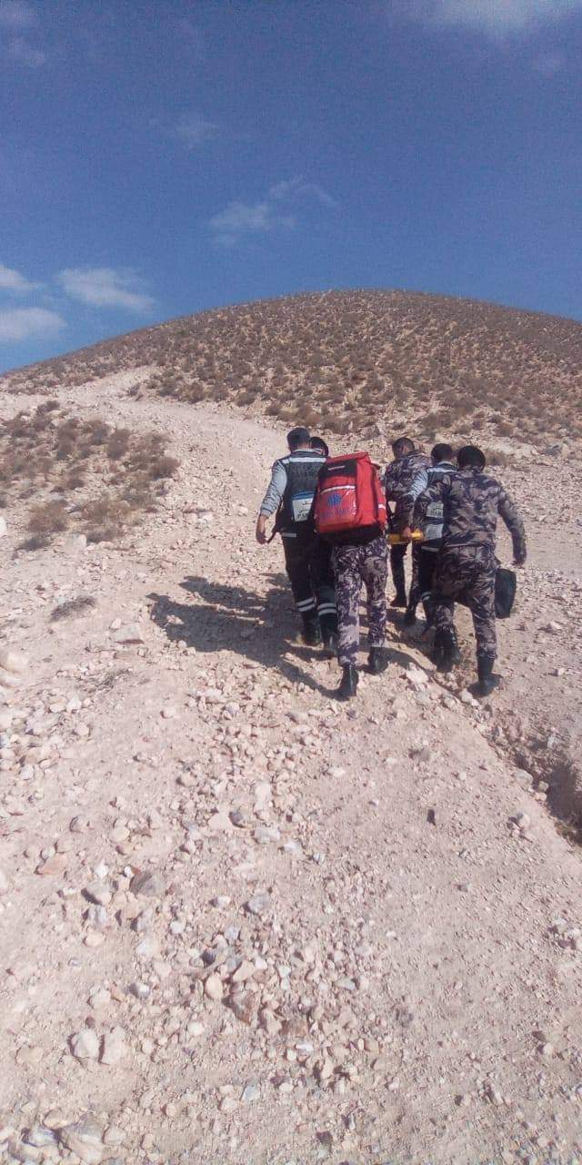 الدفاع المدني ينقذ شخص سقط  بمنطقة وعرة في محافظة معان