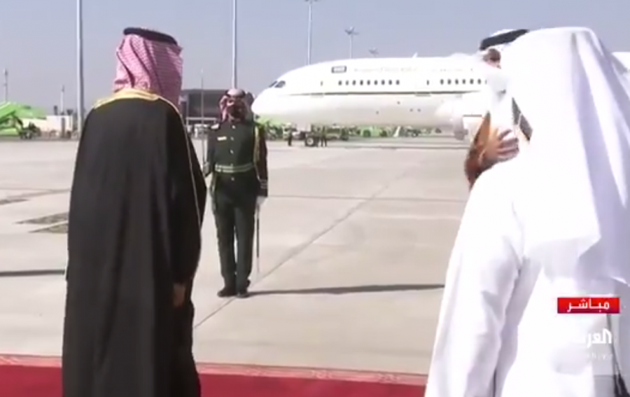 عاجل || بالفيديو .. ولي العهد السعودي محمد بن سلمان يستقبل بحرارة أمير قطر قبيل بدء أعمال القمة