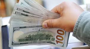 تراجع الدولار قرب أدنى مستوى في 33 شهرا