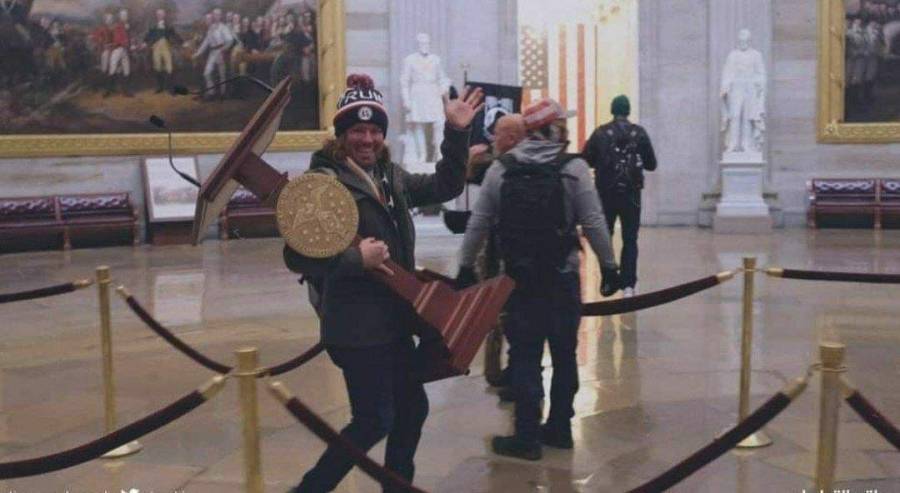 متظاهر يسرق منصة المتحدث باسم الكونغرس ويعرضها للبيع في موقع إلكتروني