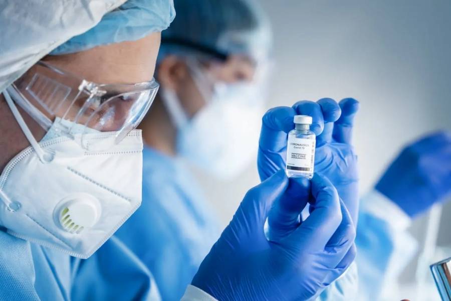 الصحة ستراقب متلقي لقاحات كورونا بعد التطعيم