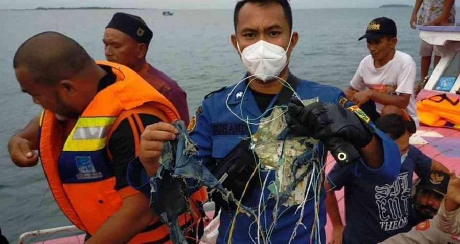 تم العثور على حطام شمالي جاكرتا يُعتقد أنه لطائرة سريويجايا إير المفقودة ... صور