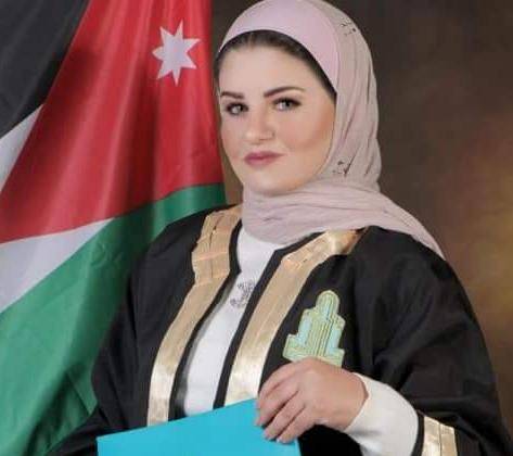 العين الاسبق غازي الطيب يُهنئ الحاج فارس السكران لحصول ابنته على الماجستير