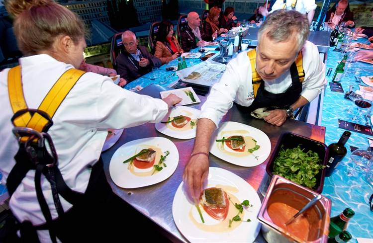 مطعم يغلق أبوابه بعد يوم من افتتاحه