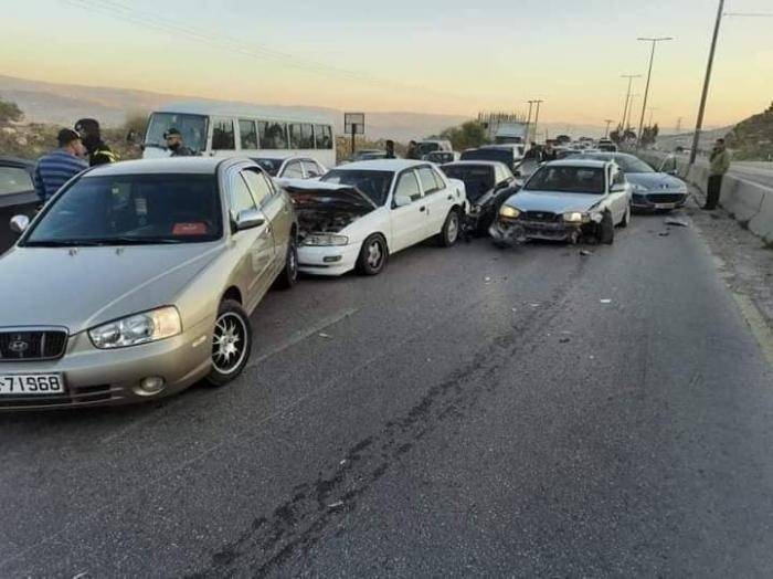 تصادم بين 10 مركبات على طريق اربد – عمان  صور