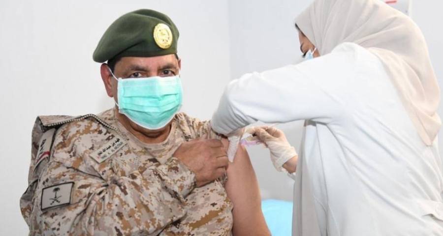 قائد القوات البرية الملكية السعودية يتلقى الجرعة الأولى من لقاح كورونا