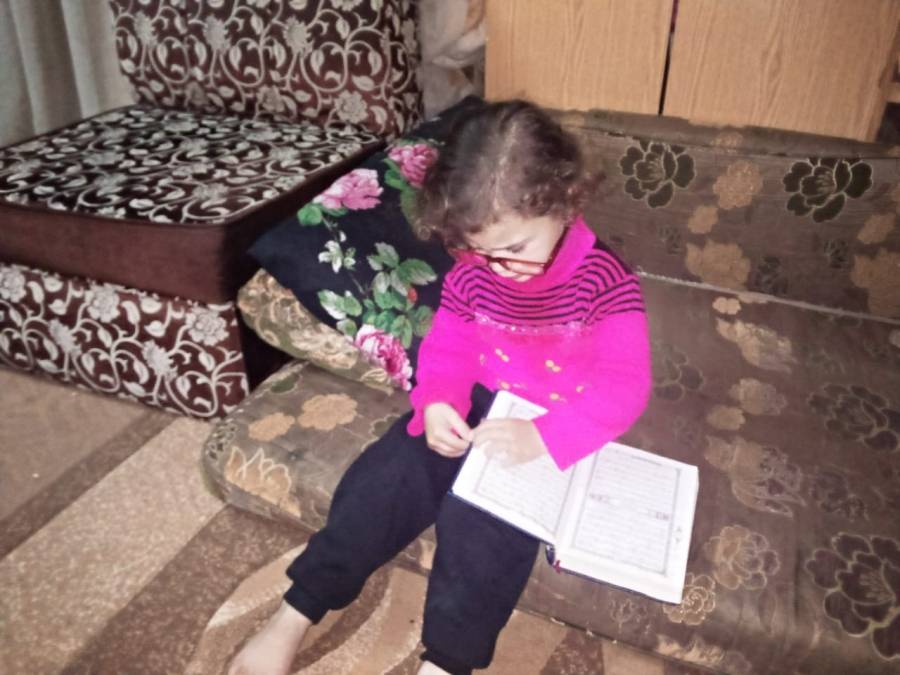 ليان عصام  شخاتره ابنة العامين  ونصف تقطن في بلدة تقبل  تقرأ القران الكريم...صور
