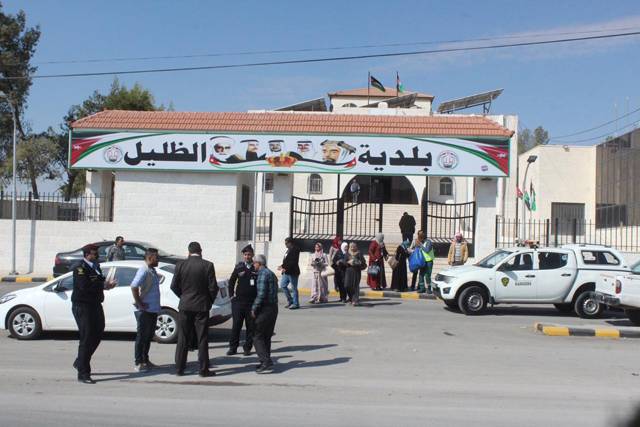 بلدية الظليل تخاطب وزارة الأشغال بإعادة تأهيل شارع الملك الحسين